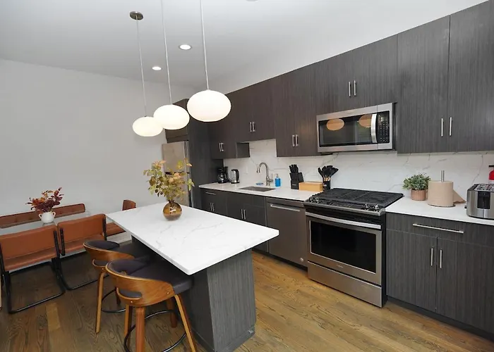 Little Italy 4br Retreat With Optional Parking Apartment *