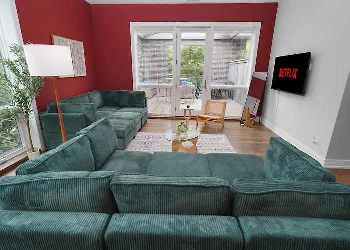 Little Italy 4br Retreat With Optional Parking