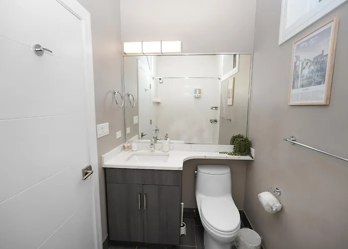 Apartment Little Italy 4br Retreat With Optional Parking *
