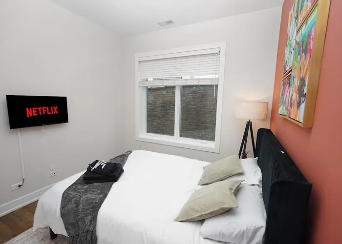 Little Italy 4br Retreat With Optional Parking Apartment Chicago
