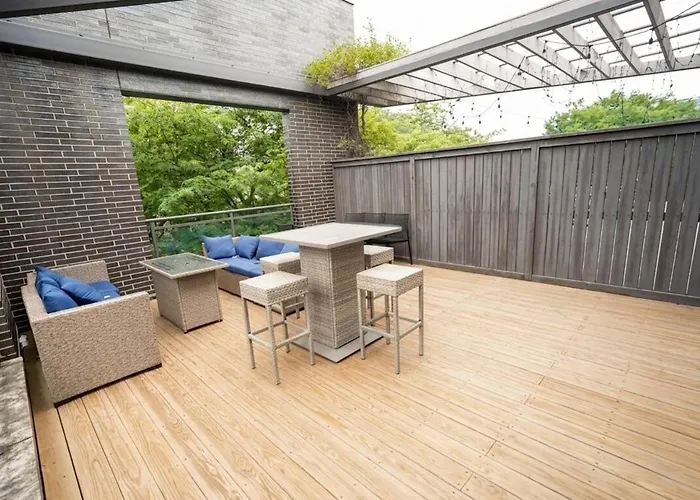Little Italy 4br Retreat With Optional Parking Chicago