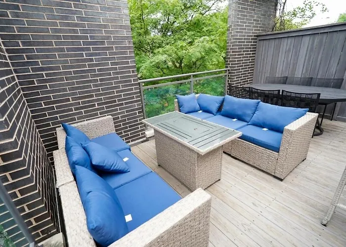 Apartment Little Italy 4br Retreat With Optional Parking