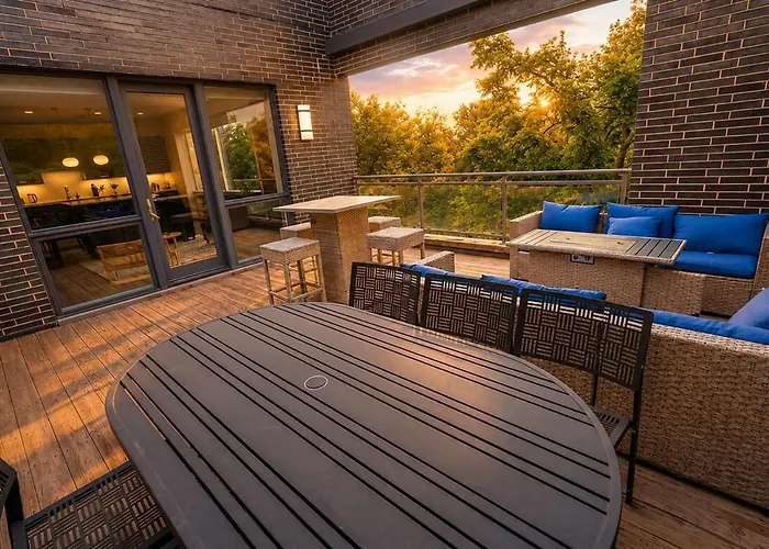 Little Italy 4br Retreat With Optional Parking Apartment Chicago