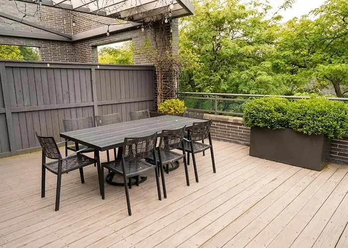 Little Italy 4br Retreat With Optional Parking Apartment