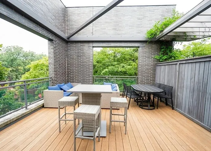 Little Italy 4br Retreat With Optional Parking Apartment Chicago