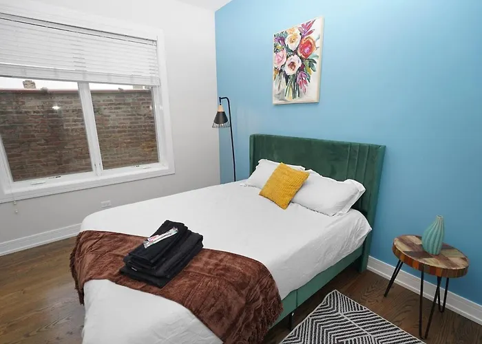 Little Italy 4br Retreat With Optional Parking Chicago