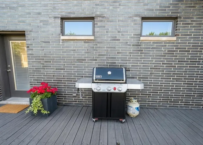 Little Italy 4br Retreat With Optional Parking