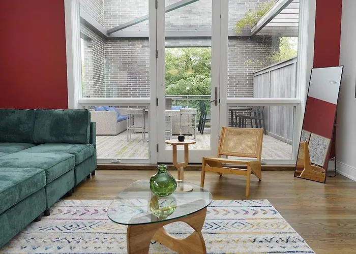Apartment Little Italy 4br Retreat With Optional Parking *