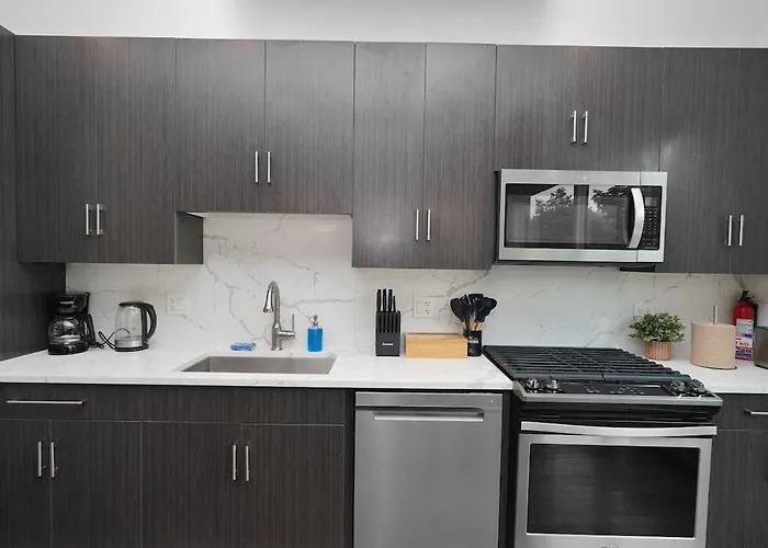 Little Italy 4br Retreat With Optional Parking Chicago