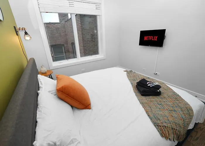 Apartment Little Italy 4br Retreat With Optional Parking