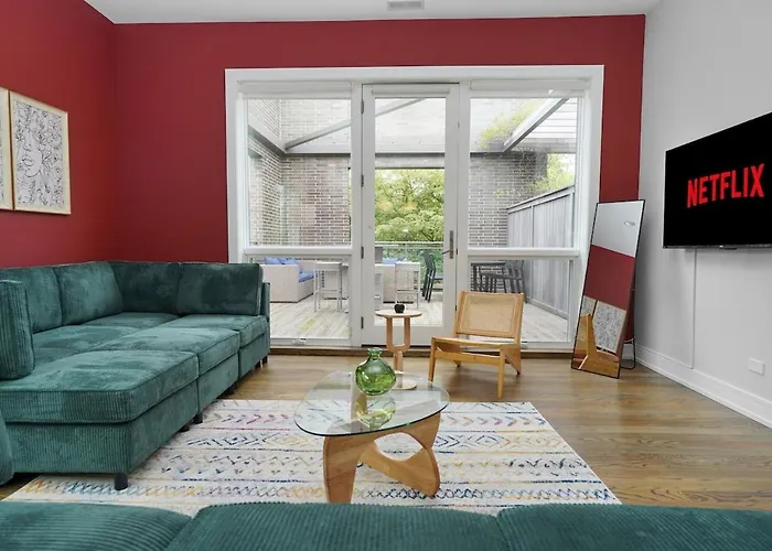 Apartment Little Italy 4br Retreat With Optional Parking Chicago