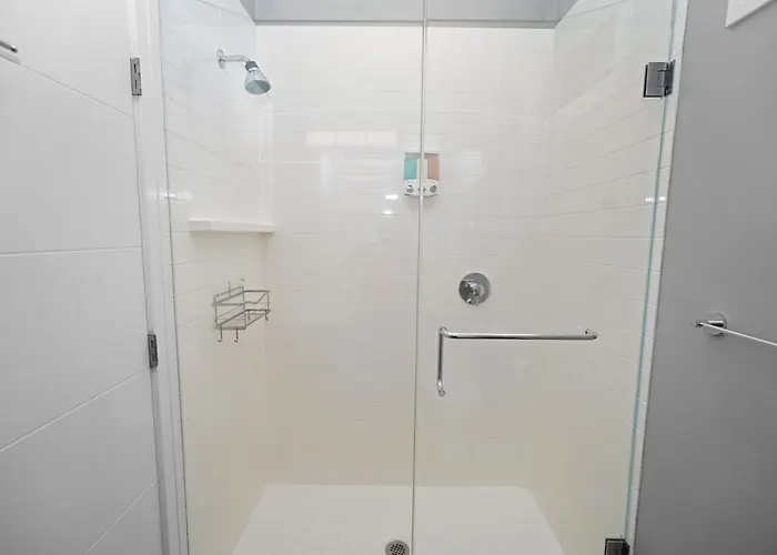 Little Italy 4br Retreat With Optional Parking Apartment