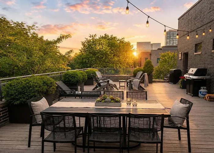 Little Italy 4br Retreat With Optional Parking Apartment