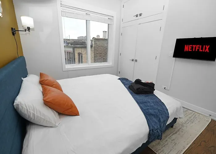 Little Italy 4br Retreat With Optional Parking Apartment
