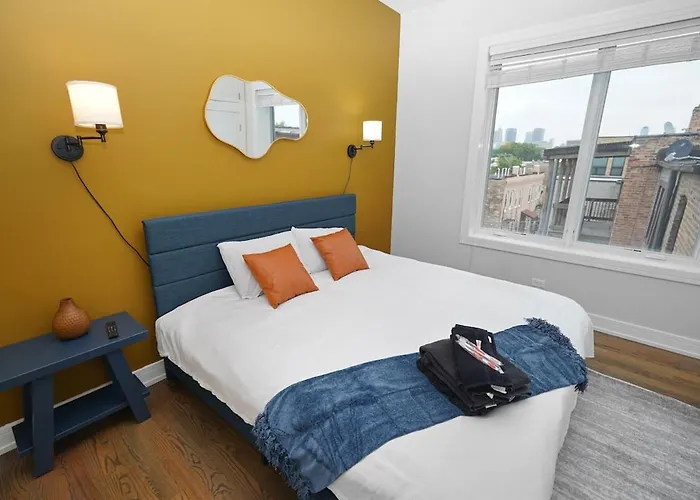 Little Italy 4br Retreat With Optional Parking * Chicago