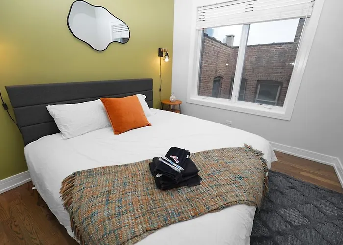 Little Italy 4br Retreat With Optional Parking * Chicago