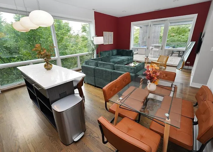 Little Italy 4br Retreat With Optional Parking * Chicago